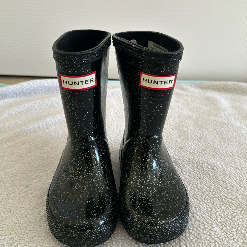 Hunter rain boots girls size 6 toddler
Used onceNo box or tags No visible marks